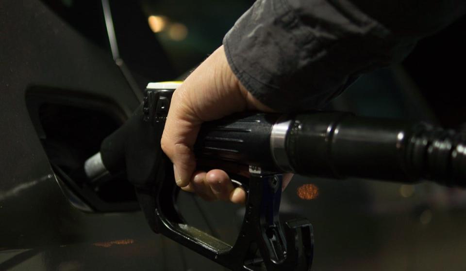 Pagar más por la gasolina en contra del cambio climático. Imagen / Pixabay - Skitterphoto