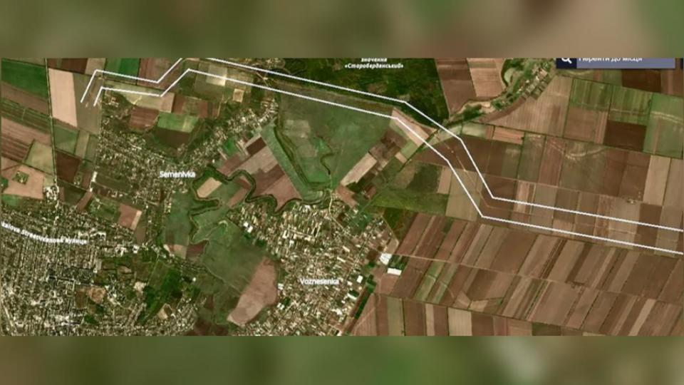 衛星影像拍下的「超大壕溝」。（圖／翻攝自《紐約郵報》）