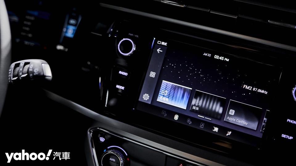 8吋觸控配備Apple CarPlay與Android Auto智慧型手機連接拓展機能。