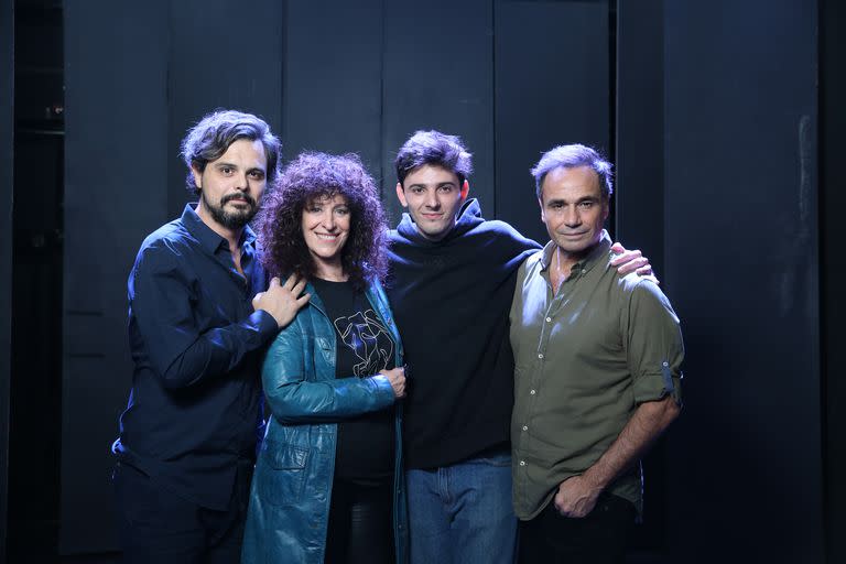 Del Campo junto a Sebastián Irigo, director de Querido Evan, y sus dos protagonistas: Julia Zenko y Máximo Meyer