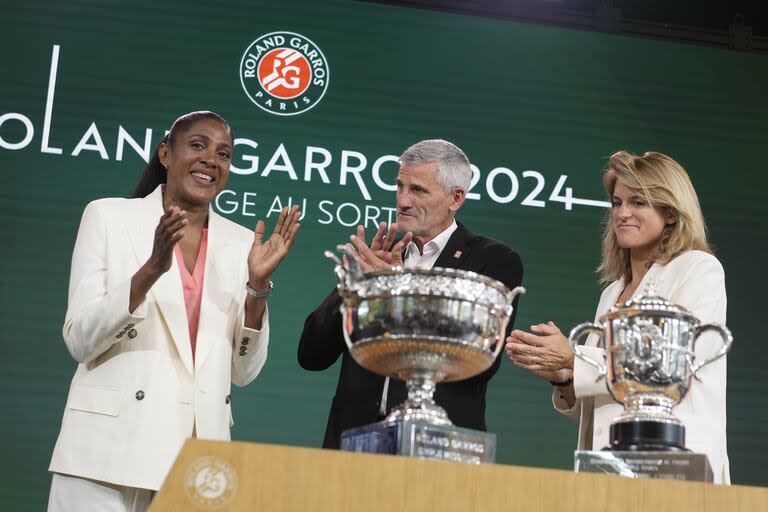 Mauresmo, durante el sorteo de los cuadros, junto con la excampeona de atletismo francesa Marie-José Perec y Gilles Moretton, director de la Federación Francesa de Tenis 