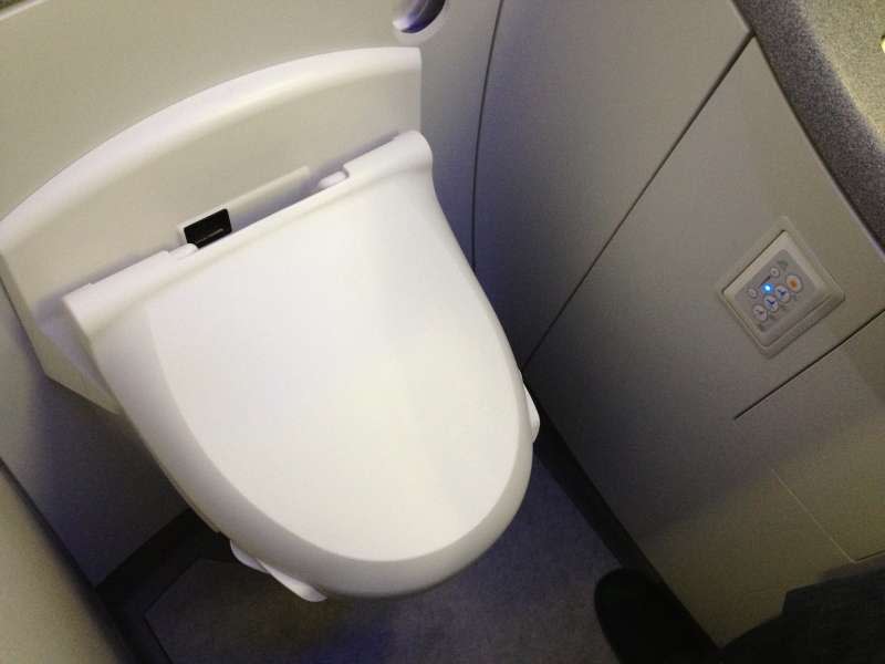 機艙廁所內病菌傳播成熱門話題。（by Karl Baron＠Flickr）