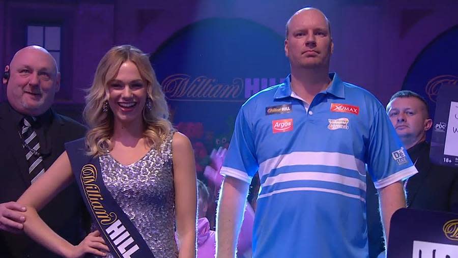 Der "Dutch Destroyer" lässt sich von nichts aus der Ruhe bringen. Vincent van der Voort besiegt Loz Ryder glatt in drei Sätzen