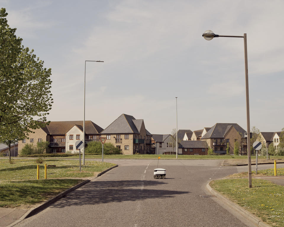 Un robot de Starship cruza una calle completamente vacía en Milton Keynes, Inglaterra, el 16 de abril de 2020. (Ben Quinton/The New York Times) 