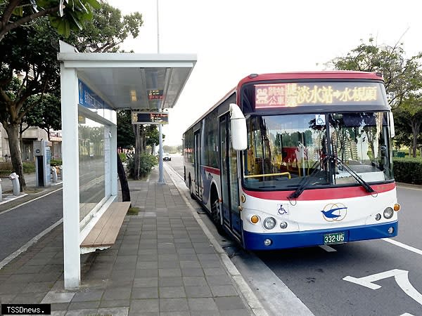 淡水夜班跳蛙公車明上路，住在天元宮附近晚歸民眾二十分鐘就到家。（圖：新北交通局提供）