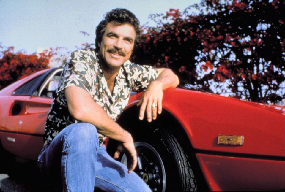 Und noch ein TV-Kultschlitten der 80-er: Privatdetektiv Thomas Magnum (Tom Selleck) durfte sich ab und zu den Ferrari 308 GTS des Schriftstellers Robin Masters ausleihen. Der rote Flitzer ist ebenso unvergessen wie Magnums Schnauzbart. (Bild: Universal)