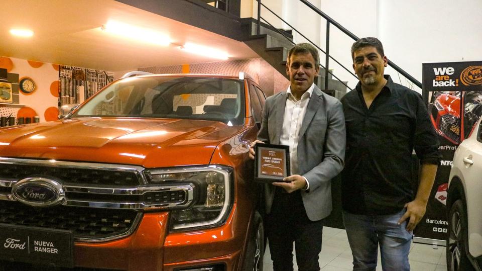 Martín Galdeano, presidente de Ford, recibió el premio de manos de Elvio Orellana, periodista de La Voz del Interior.