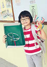 香港浸信會聯會小學小四的邱璐得要設計一架方便女仔取衣服的可旋轉衣架裝置。