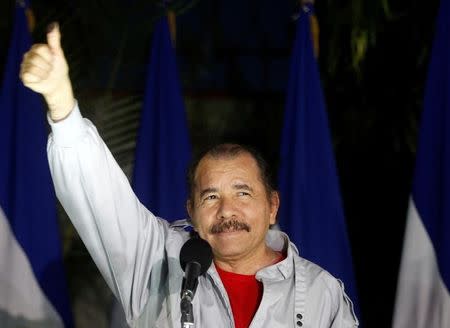 Daniel Ortega, Nicaragua's current president and presidential candidate from the ruling Sandinista National Liberation Front shows his ink stained thumb to the media after casting his vote at a polling station during Nicaragua's presidential election in Managua November 6, 2016. REUTERS/Oswaldo Rivas