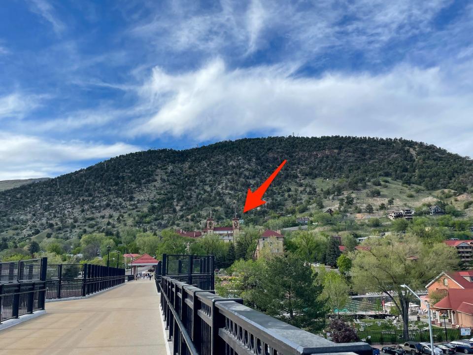 An arrow points to Hotel Colorado in Glenwood Springs, Colorado.