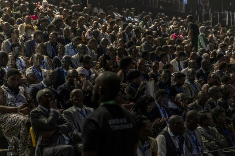 Personas congregadas en el estadio Arena de Kigali el 7 de abril de 2024 para conmemorar el 30 aniversario del genocidio de los tutsis en Ruanda (Guillem Sartorio)