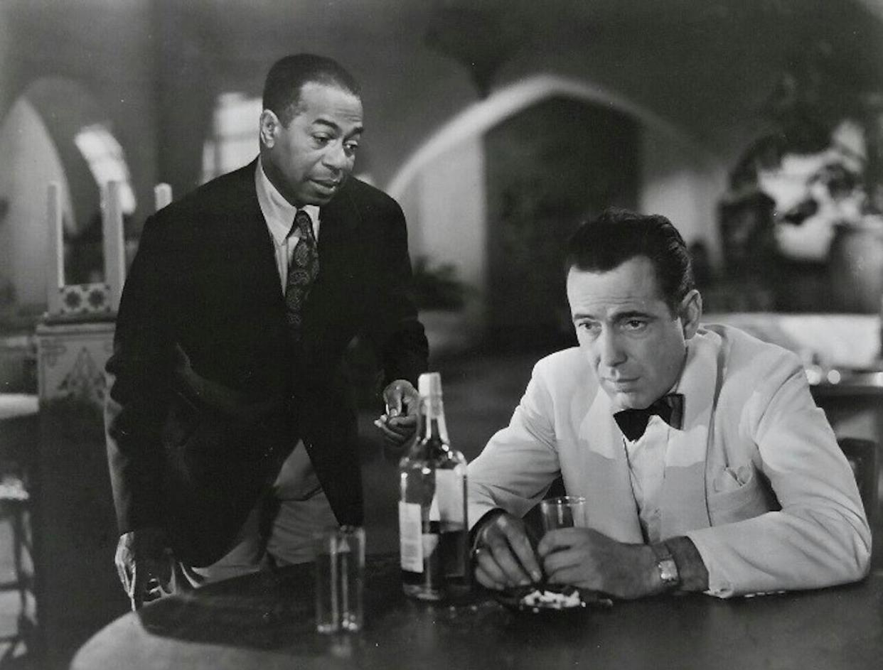 Escena de Casablanca. <a href="https://commons.m.wikimedia.org/wiki/File:Dooley_Wilson-Humphrey_Bogart_in_Casablanca.jpg" rel="nofollow noopener" target="_blank" data-ylk="slk:Wkimedia Commons / Warner Bros;elm:context_link;itc:0;sec:content-canvas" class="link ">Wkimedia Commons / Warner Bros</a>