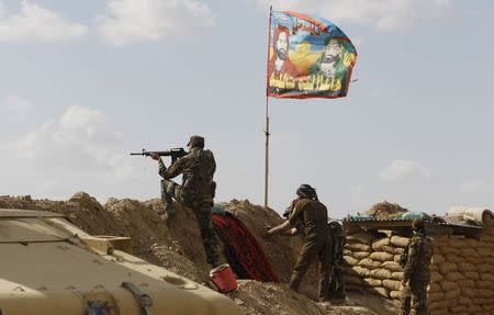 Shi'ite fighters clash with Islamic State militants at Udhaim dam, north of Baghdad, March 2, 2015. REUTERS/Thaier Al-Sudani