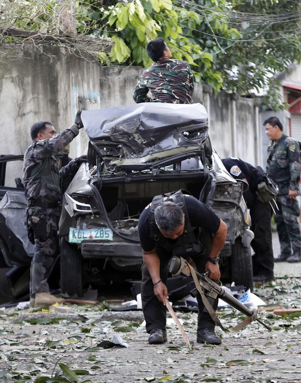 Police inspect the scene of a mortar attack by Muslim rebels of Moro National Liberation Front (MNLF) in downtown Zamboanga city in southern Philippines September 16, 2013. (REUTERS/Erik De Castro)