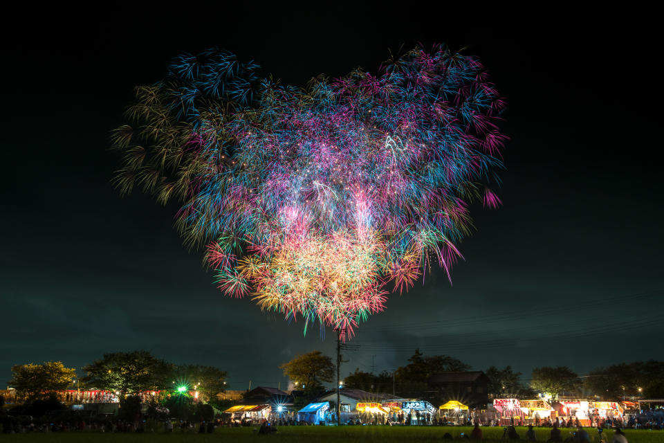 Photographer travels across Japan snapping incredible firework displays