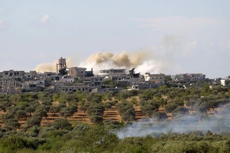 Smoke rises in Maatarm town after what activists said was shelling by forces loyal to Syria's President Bashar al-Assad near the northwestern city of Ariha May 30, 2015, after a coalition of insurgent groups seized the area in Idlib province. Picture taken May 30, 2015. REUTERS/Khalil Ashawi