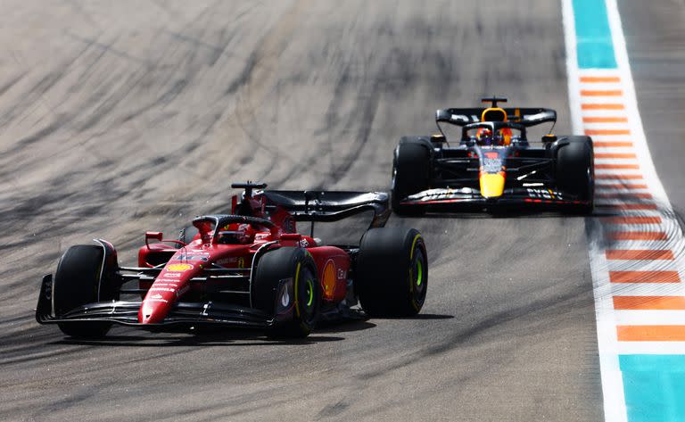 Charles Leclerc y Max Verstappen en la pista de Miami; entre el monegasco y el neerlandés se repartieron las cinco victorias en la temporada de la Fórmula 1, donde el piloto de Ferrari marca el pulso en el Mundial de Pilotos