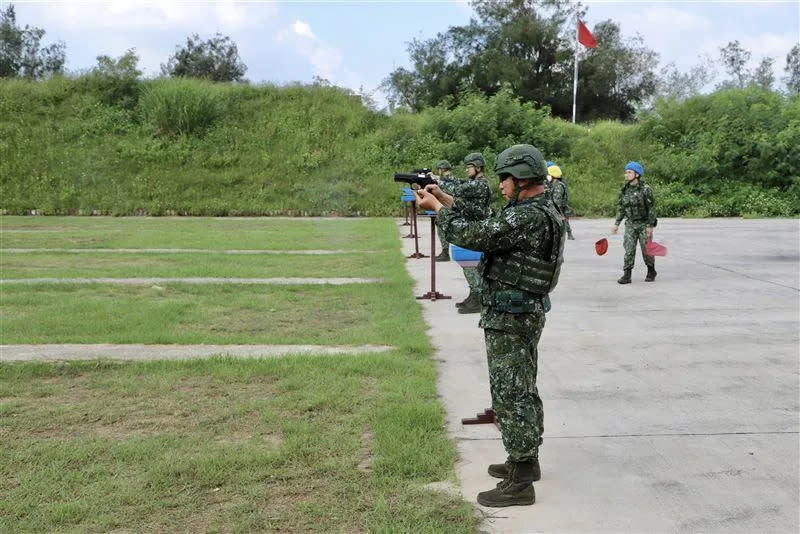 金防部指揮官李定中中將昨日率防衛部幕僚實施T75K3手槍射擊訓練。(圖/金防部提供)