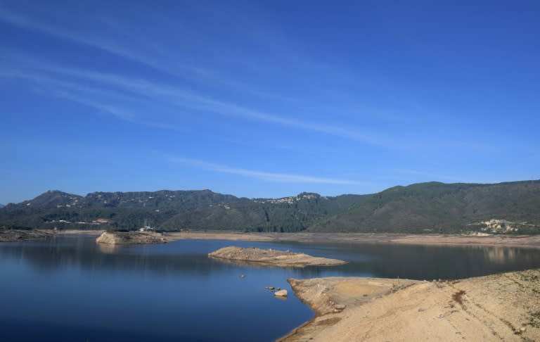 Un des réservoirs de la localité de La Calera, sur les hauteurs de Bogota, avec un faible niveau d'eau le 10 avril 2024 (Daniel MUNOZ)