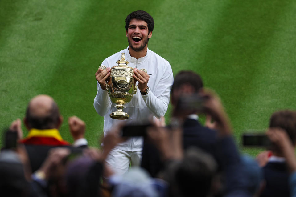 Carlos Alcaraz成功擊敗Novak Djokovic，奪得首座溫布頓冠軍。（Photo by Patrick Smith/Getty Images）