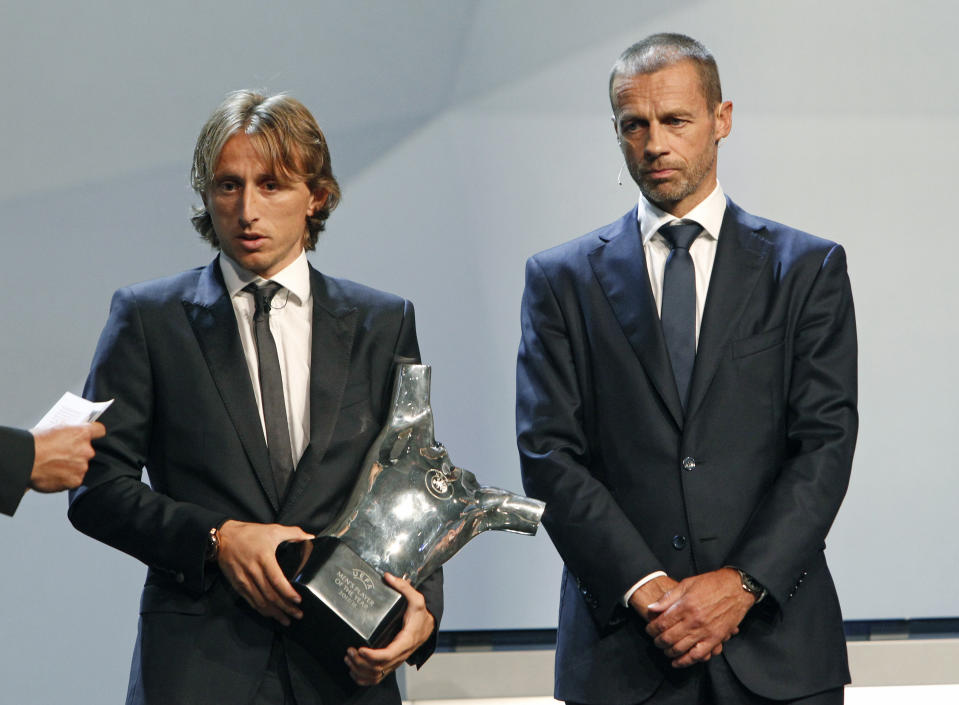 Luka Modric, porta el premio de la UEFA al mejor jugador del año junto al presidente de la UEFA Aleksander Ceferin durante el sorteo de la próxima Liga de Campeones en el Foro Grimaldi de Monaco. (AP Photo/Claude Paris)