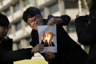 <p>South Korean protesters take part in an anti-Trump rally in front of U.S. Embassy on Nov. 4, 2017 in Seoul, South Korea. (Photo: Woohae Cho/Getty Images) </p>