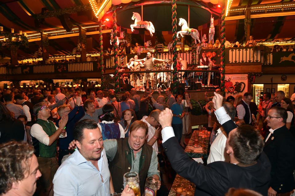 Wer nicht rechtzeitig einen Platz im Zelt reserviert, muss entweder tief in die Tasche greifen oder draußen im Biergarten feiern. (Bild: Getty Images)