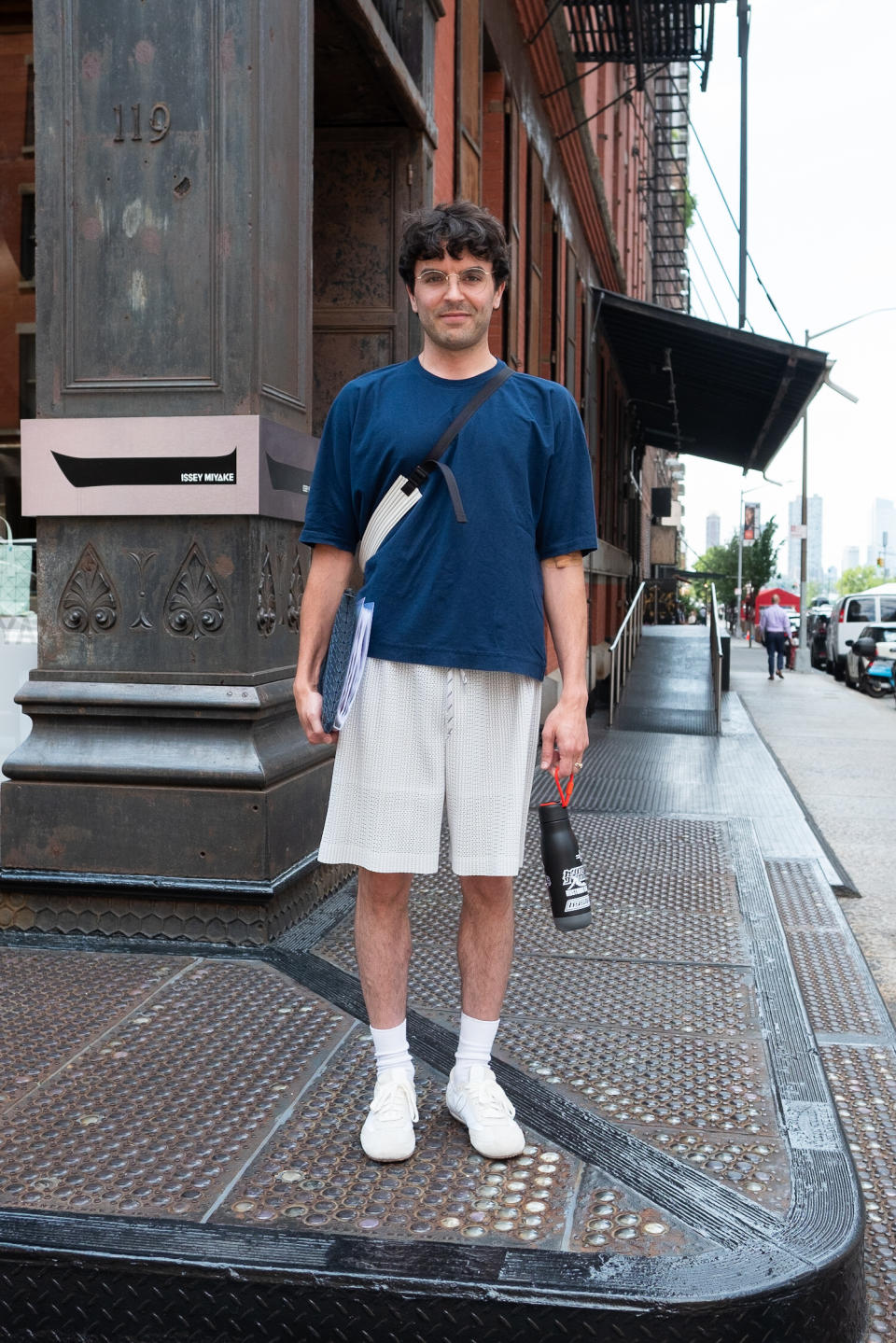 guy in new york city wearing shorts and a t-shirt