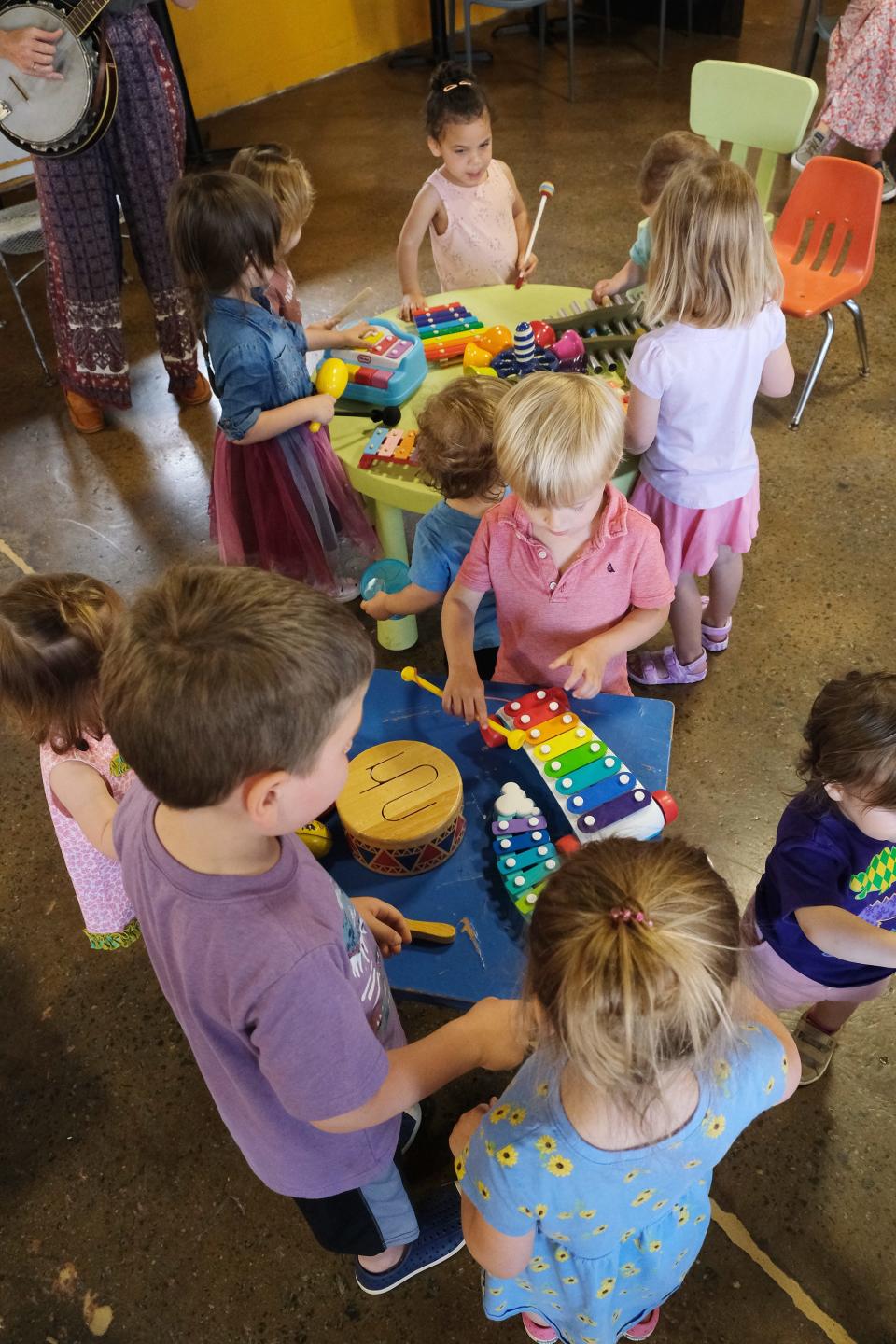 Music Adventure was held at Swamp Rabbit Cafe and Grocery on Monday morning, April 25, 2022. Music Adventure is a music experience with activities, songs, learning, and interaction for your children and is lead by Lynne Markovic. 