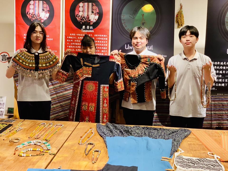 藍元均（左一）展示自己縫製的披肩；林昀恩（左二）則展出自己的族服。（圖：梁國榮攝）