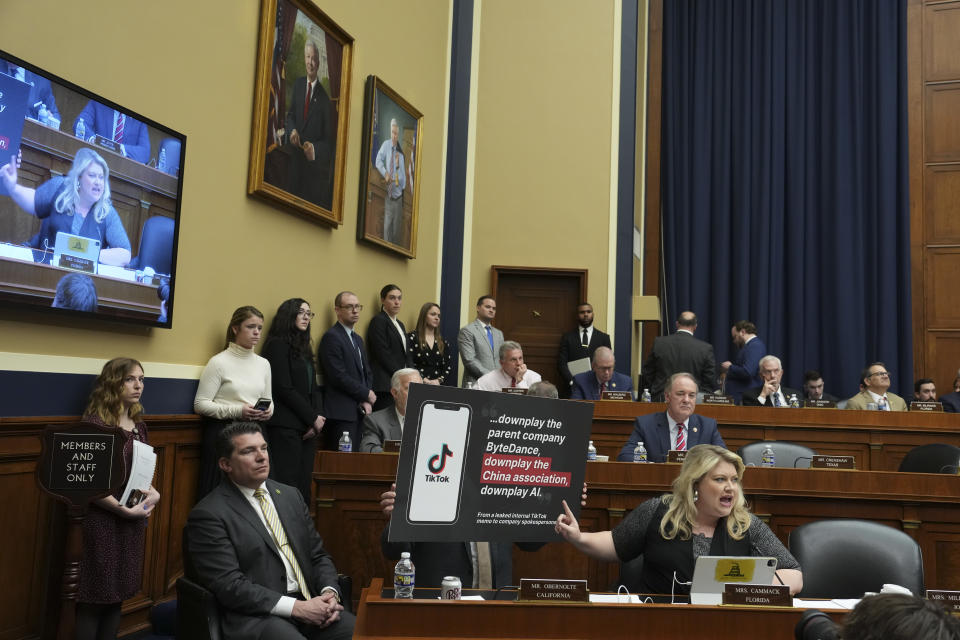 Shou Chew, director ejecutivo de TikTok, testifica durante una audiencia del Comité de Energía y Comercio de la Cámara de Representantes sobre TikTok y su impacto en la privacidad de los datos y los daños en línea, en el Capitolio en Washington, el jueves 23 de marzo de 2023. (Haiyun Jiang/The New York Times)
