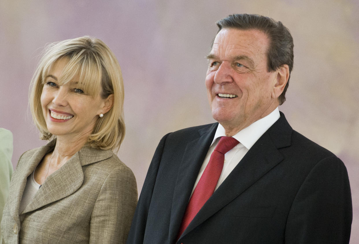 BERLIN, GERMANY - MAY 27: Former German chancellor Gerhard Schroeder and his wife Doris Schroeder-Koepf arrive for a reception in Bellevue Castle (Schloss Bellevue) on the occasion of Schroeders 70th birthday on May 27, 2014 in Berlin, Germany. (Photo by Michael Gottschalk/Photothek via Getty Images)