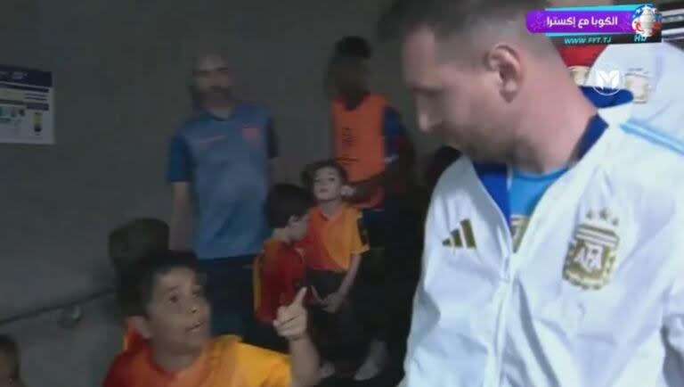 La conversación entre Lionel Messi y un niño antes de salir a la cancha (Foto: Captura de video)