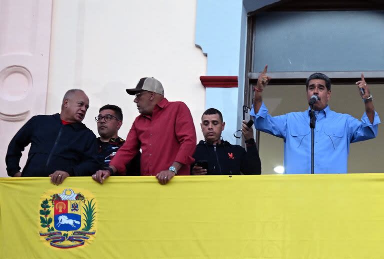 Nicolás Maduro, junto a Diosdado Cabello y Jorge Rodríguez, en el Palacio de Miraflores, en Caracas. (RAUL ARBOLEDA / AFP)