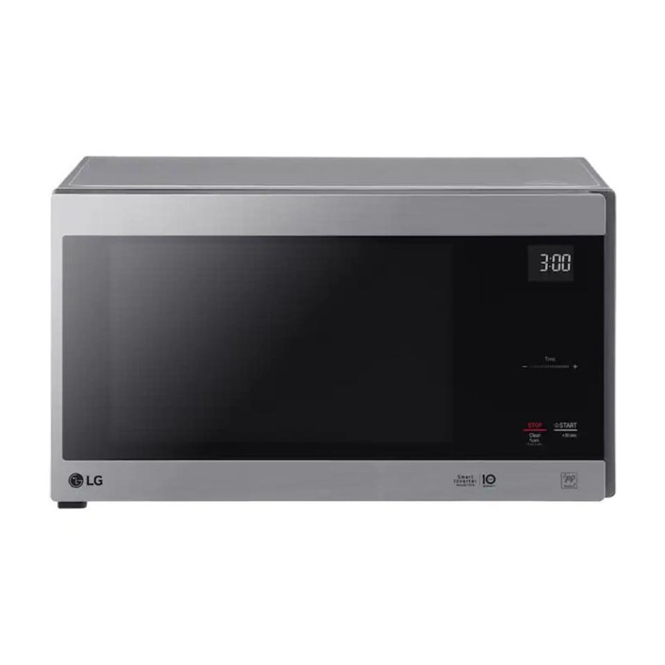 7) LG EasyClean 1.5-Cubic-Foot 1,200-Watt Countertop Microwave