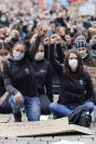 In schwarz gekleidete Teilnehmer mit Mundschutz nehmen an einer Versammlung unter dem Motto "Nein zu Rassismus! Black lives matter" an einem stillen Protest teil und recken ihre Fäuste in die Höhe. In rund 25 deutschen Städten demonstrieren Menschen mit sogenannten "Silent Demos" gegen Rassismus. Foto: Uwe Anspach / dpa