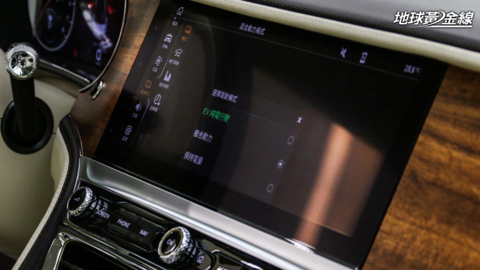 Flying Spur Hybrid提供有EV純電行駛、複合動力以及保持電量，共3種電動駕駛模式。(攝影/ 陳奕宏)