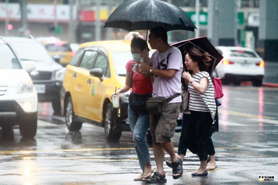 "▲丹娜絲颱風雖快閃，但台灣仍受到外圍環流影響，全台仍要注意大雨。（圖／