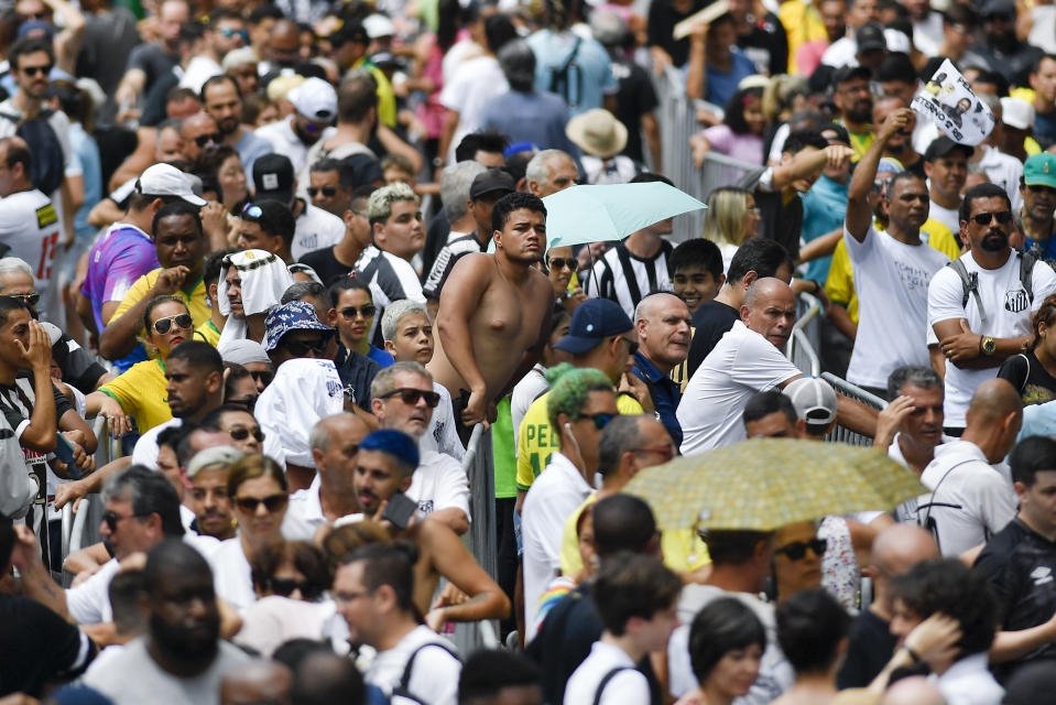 Una multitud espera para rendir homenaje a Pelé en su funeral, el lunes 2 de enero de 2023, en el Estadio Vila Belmiro de Santos, Brasil (AP Foto/Matias Delacroix)