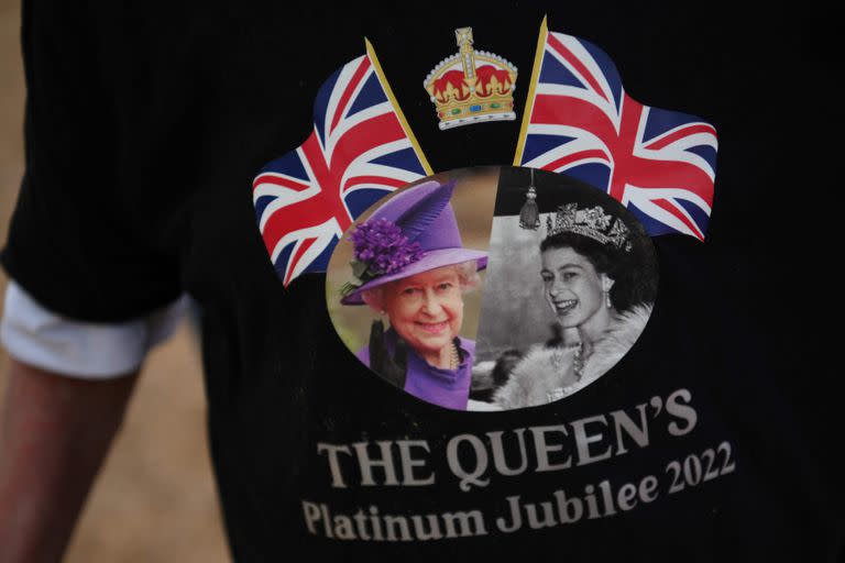 Un visitante con una camiseta con la imagen de la Reina Isabel II de Gran Bretaña llega a The Mall, en Londres, el 1 de junio de 2022 antes de las celebraciones del Jubileo de Platino de la Reina de Gran Bretaña. (Photo by Daniel LEAL / AFP) (DANIEL LEAL/)
