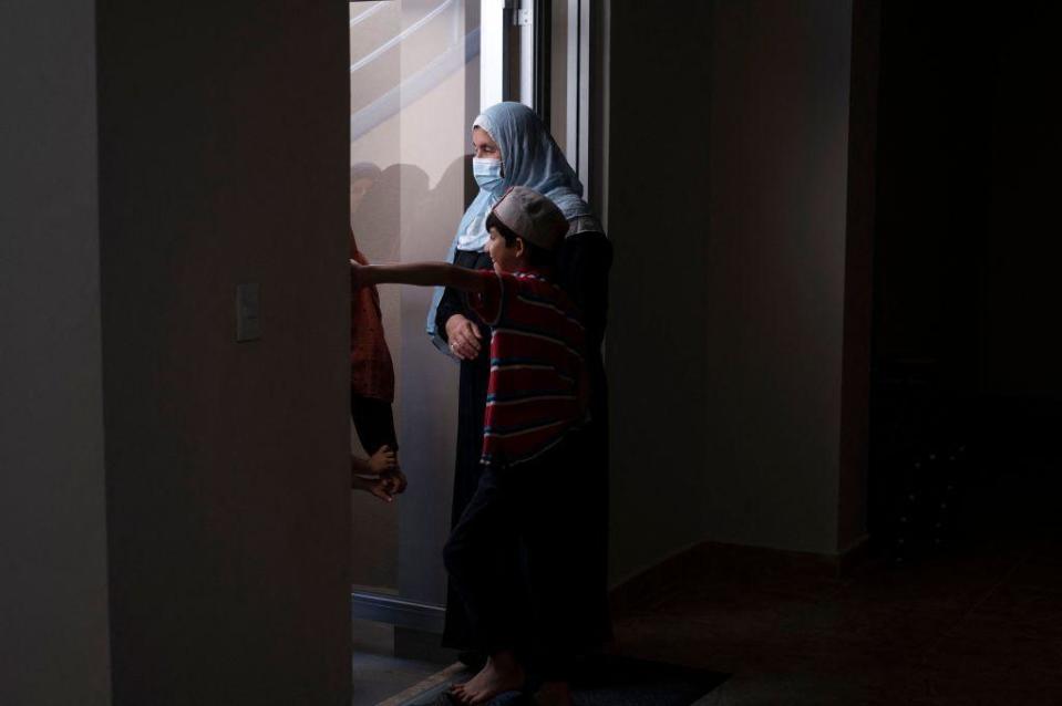 Mujer y niño en el albergue Assabil de Tijuana, México.