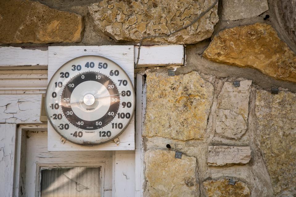 The weather was nearly perfect on Day 5 of RAGBRAI 2022. An outdoor thermometer in Marble Rock shows a temperature in the 70s.