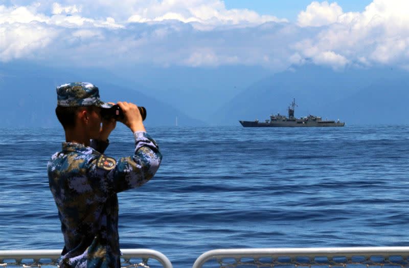 陸媒流傳一張照片，內容是解放軍直逼花蓮海岸線。（圖／翻攝自人民日報）