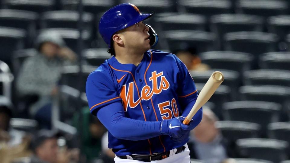 4 de octubre de 2022;  Ciudad de Nueva York, Nueva York, EE. UU.;  El receptor de los Mets de Nueva York, Francisco Alvarez (50), continúa con un jonrón solitario contra los Nacionales de Washington durante la sexta entrada en el Citi Field.  El jonrón fue el primero de su carrera en las Grandes Ligas.