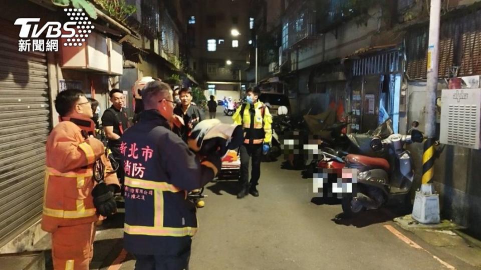 警消進入現場後，發現陳翁倒臥客廳、明顯死亡。（圖／TVBS）