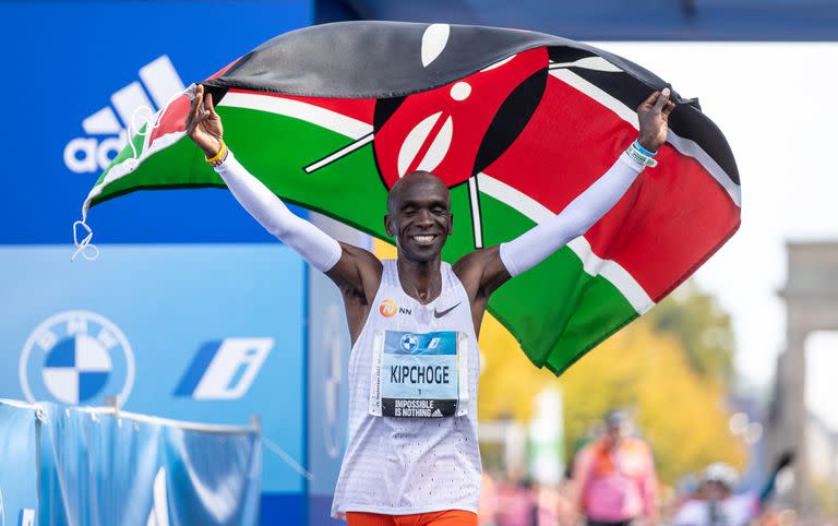 25 de septiembre de 2022: Eliud Kipchoge celebra después de ganar la maraton de Berlín