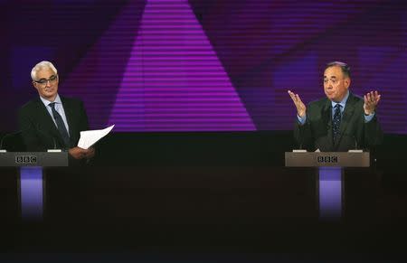 Better Together leader Alistair Darling (L) and First Minister of Scotland Alex Salmond debate over Scottish independence at Kelvingrove Art Gallery and Museum in Glasgow August 25, 2014. REUTERS/David Cheskin/Pool