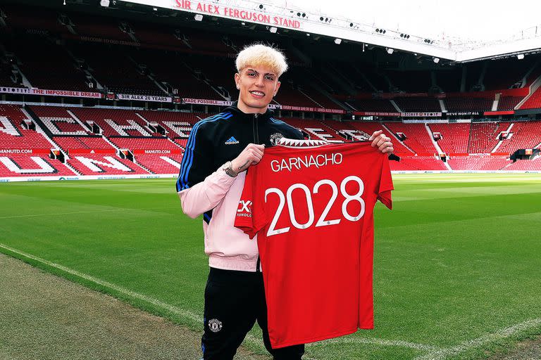 A principios de la temporada anterior, Garnacho firmó un nuevo contrato hasta 2028 con Manchester United, aunque tendrá que definir su posición para determinar su futuro de largo plazo en el club