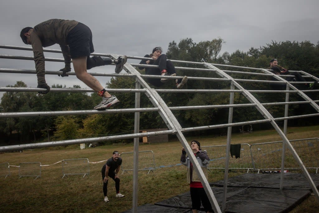 25 year-old amputee soldier Oleksander navigates an obstacle during a Spartan race (Getty Images)