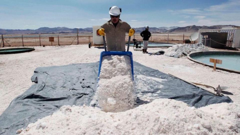 China busca garantizarse litio para la transición de su matriz energética.